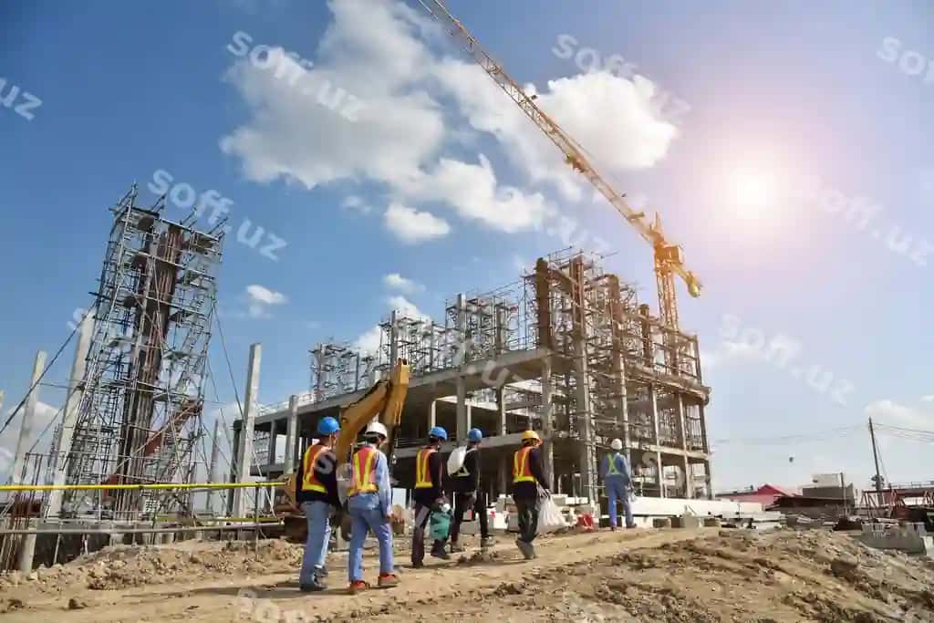 Qurilish maydoni kranlar bilan qurilish ishchisi | Construction site with cranes construction worker