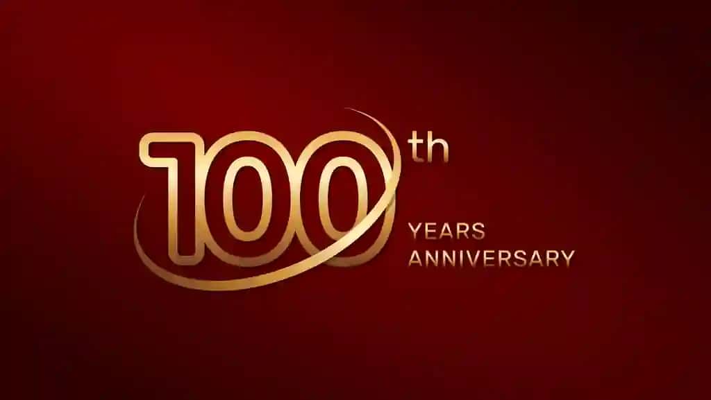 100-yillik logotip dizayni oltin rangli izolyatsiya qilingan qizil fon | 100th anniversary logo design gold color isolated red background