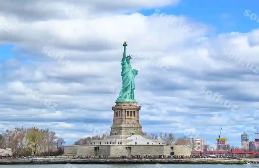 Erkinlik heykali bulutli osmon orqali | Statue liberty against cloudy sky