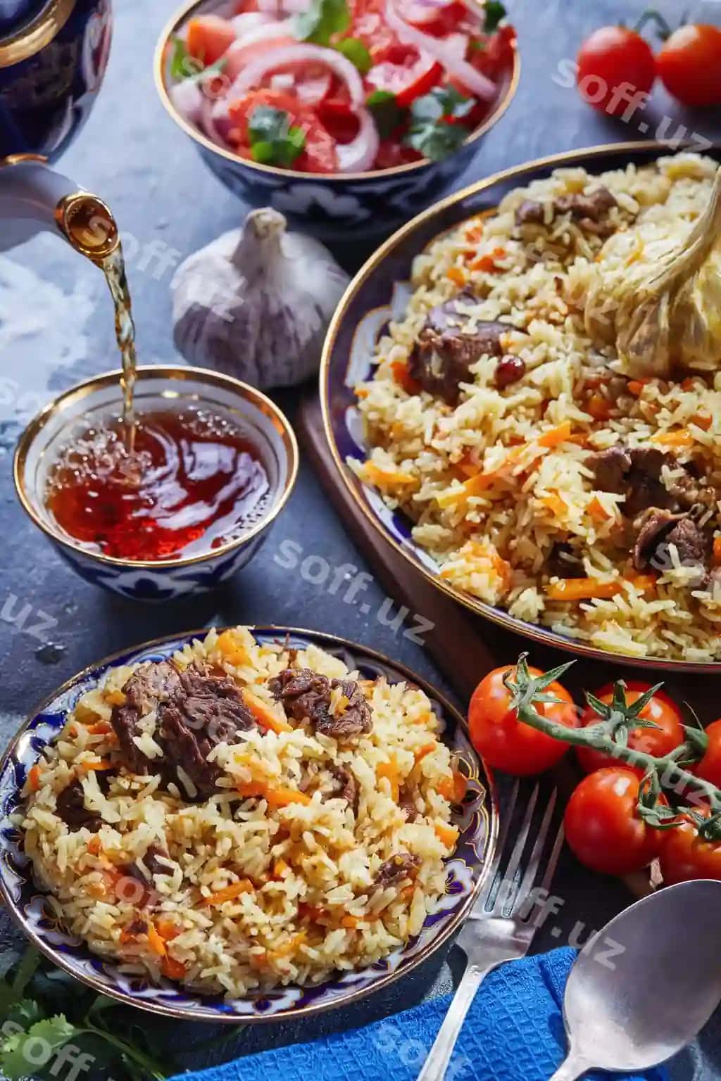 Pomidor sarimsoq choyi qo'shilgan ko'k fonda ishlangan o'zbek palovi haqiqiy ko'k oltin taom | Uzbek pilaf authentic blue gold dish shot blue background with tomatoes garlic tea