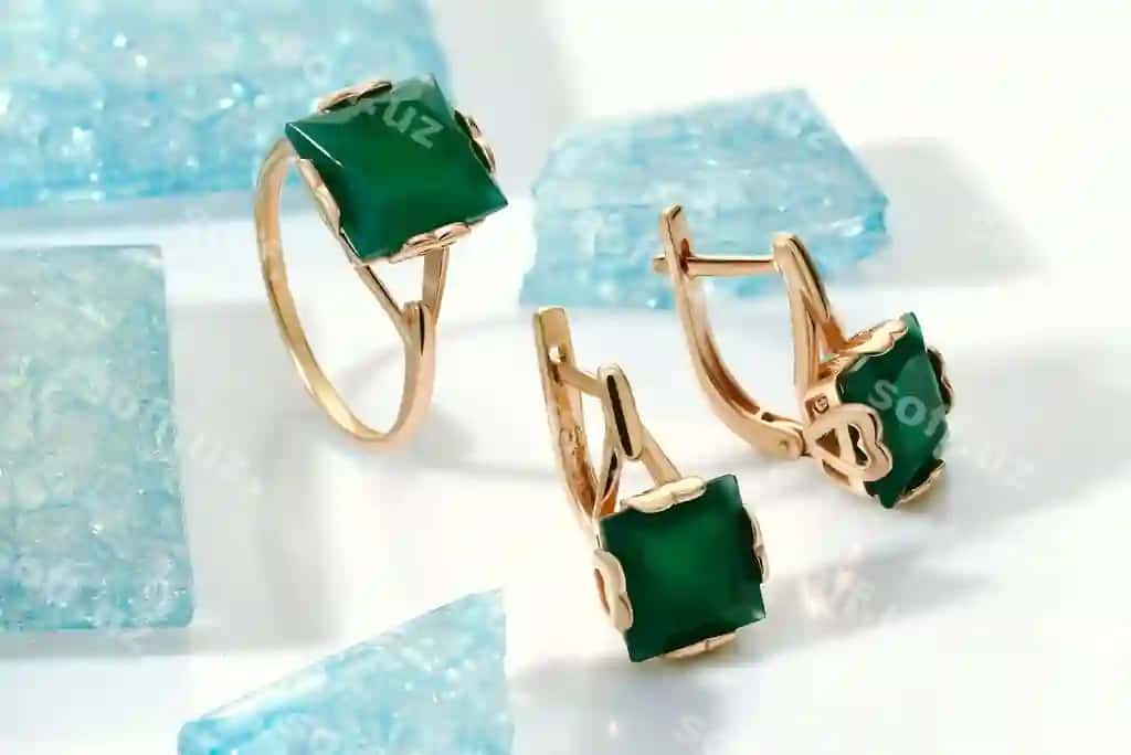 Qimmatbaho toshlardan iborat nafis zargarlik buyumlari to'plami zargarlik buyumlari aksessuarlari kollaj mahsuloti natyurmort tushunchasi uzuk marjonlarni sirg'alar | Elegant jewelry set jewellery set with gemstones jewelry accessories collage product still life concept ring necklace earrings