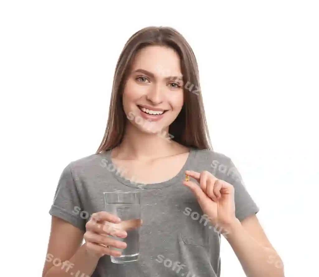 Yosh ayol vitamin tabletkasi bilan stakan suw oq fon | Young woman with vitamin pill glass water white background