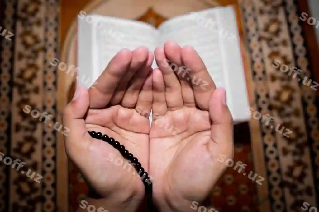 Yosh musulmon ayol tasbehlashgan holda, Quroni katta bino ichidagi orqa fon sifatida, qo'llariga e'tibor. | Young muslim woman praying with tasbeeh holy quran is background indoors focus hands