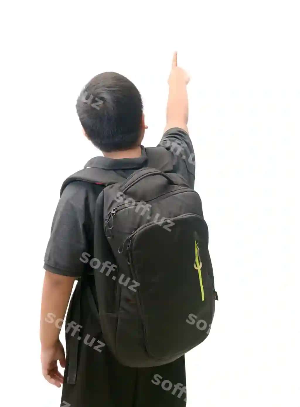 Orqa tarafdagi osiyolik talaba barmoq bilan ishora qilmoqda | Back side asian student pointing finger