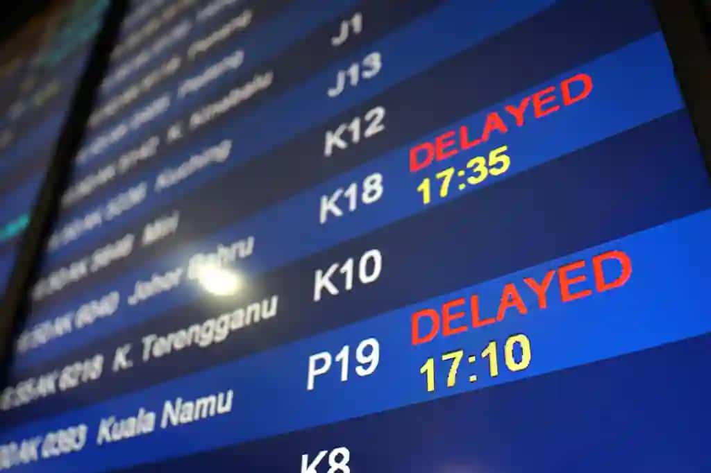 Matn devori aeroportini yoping | Close up text wall airport