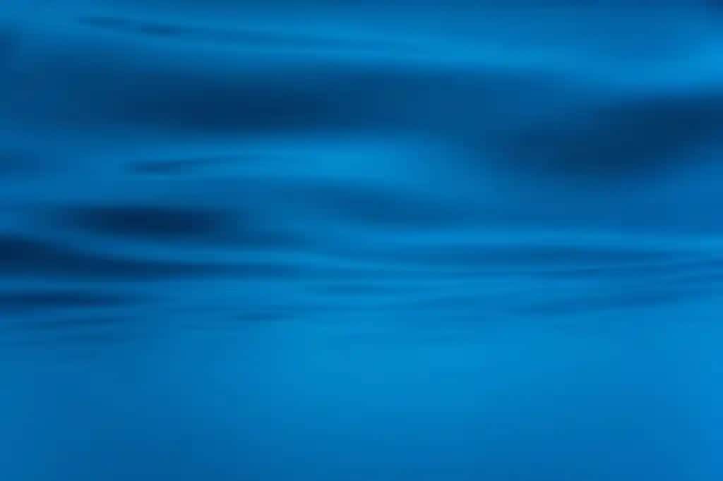 Suv osti dengiz yuzasi ko'k fon to'lqinlar fon | Underwater sea surface blue background waves background