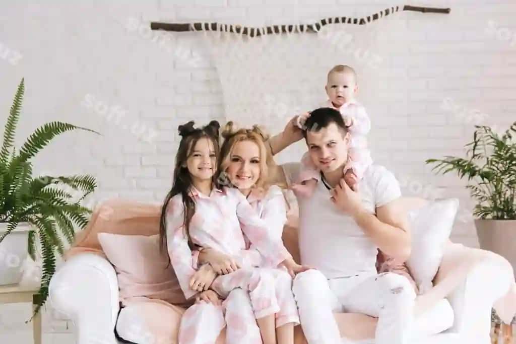 Gulmana yosh ota-ona ularning ikki farzandlari juda baxtli, uyda yorqin ichki dekoratsiya | Smiling young parents their two children are very happy they are home bright interior