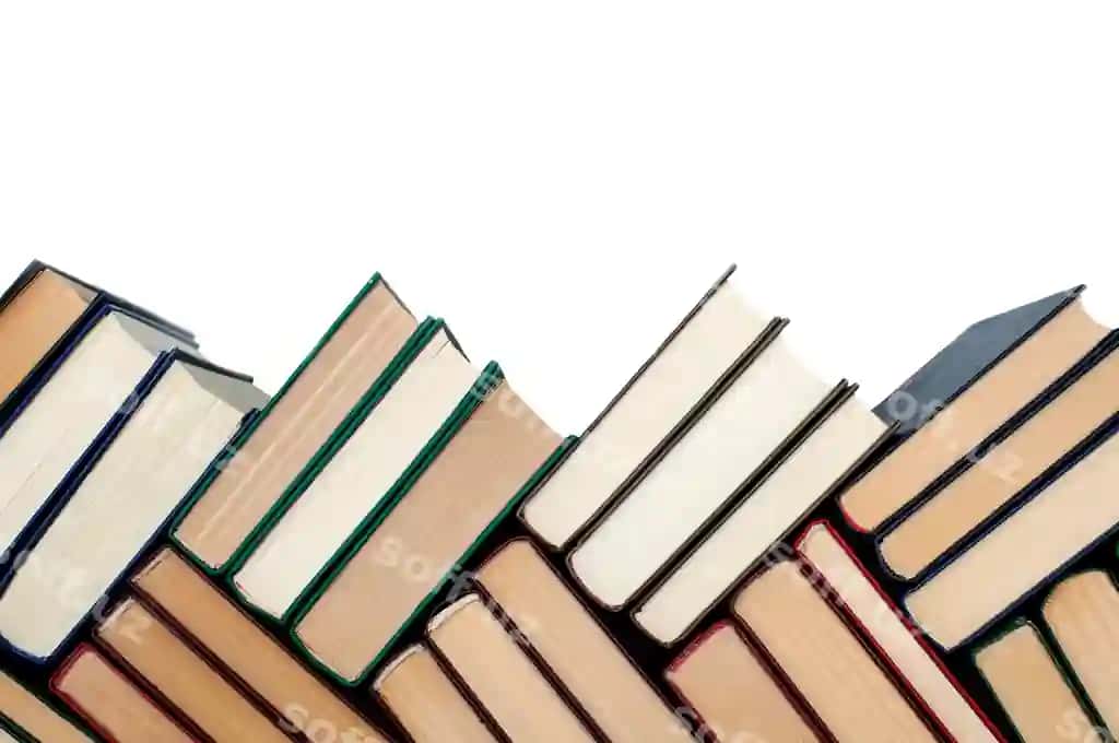 Kitoblar oq fonda joylashgan | Books are stacked white background
