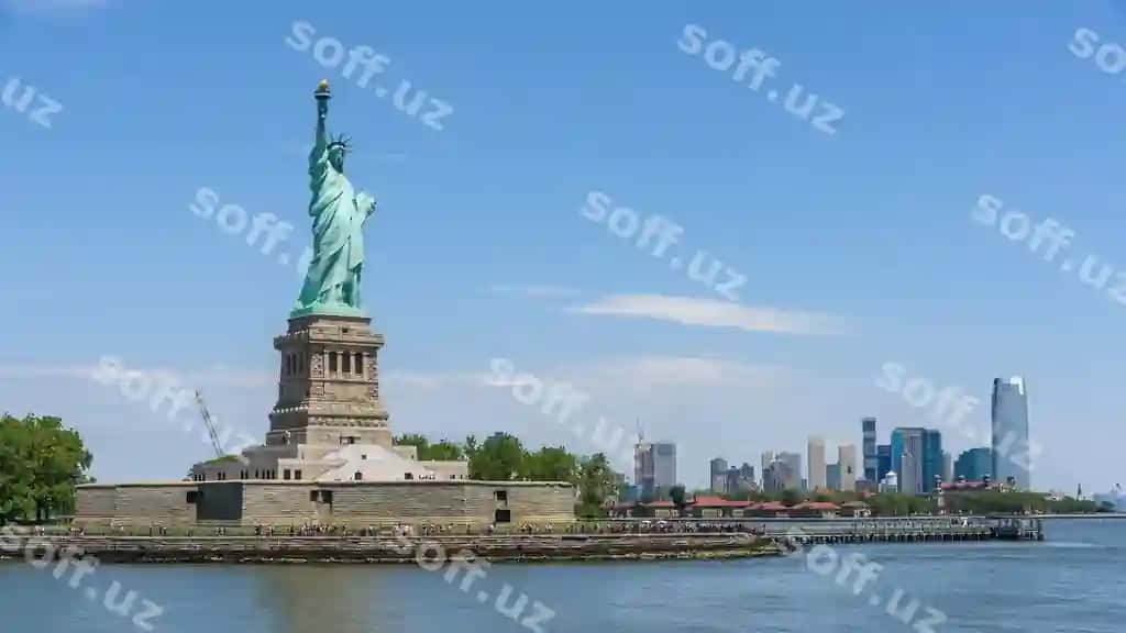 Erkinlik heykali shahar orqa fonda | Statue liberty with city background