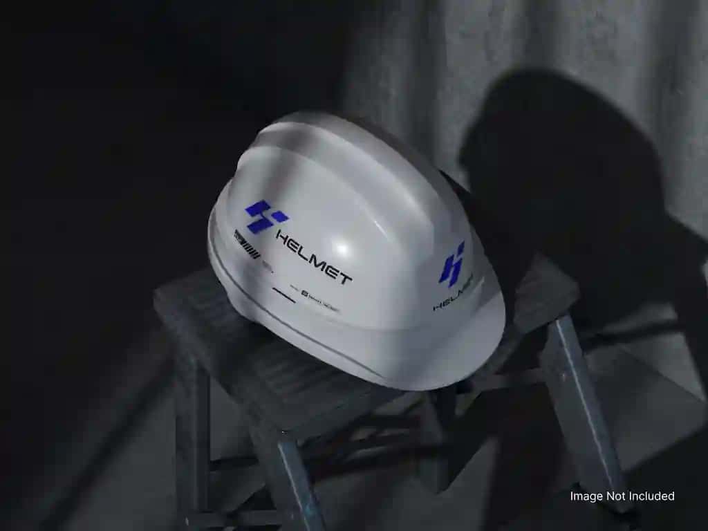 Qurilish dubulg'asi maketi taburei xira yoritilgan sanoat muhiti | Construction helmet mockup stool dimly lit industrial setting