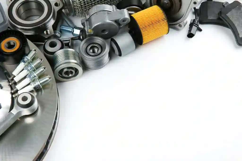 Zamonaviy avtomobil ehtiyot qismlari oq fonda nusxa ko'chirish maydoni bilan | Modern car parts white background with copy space
