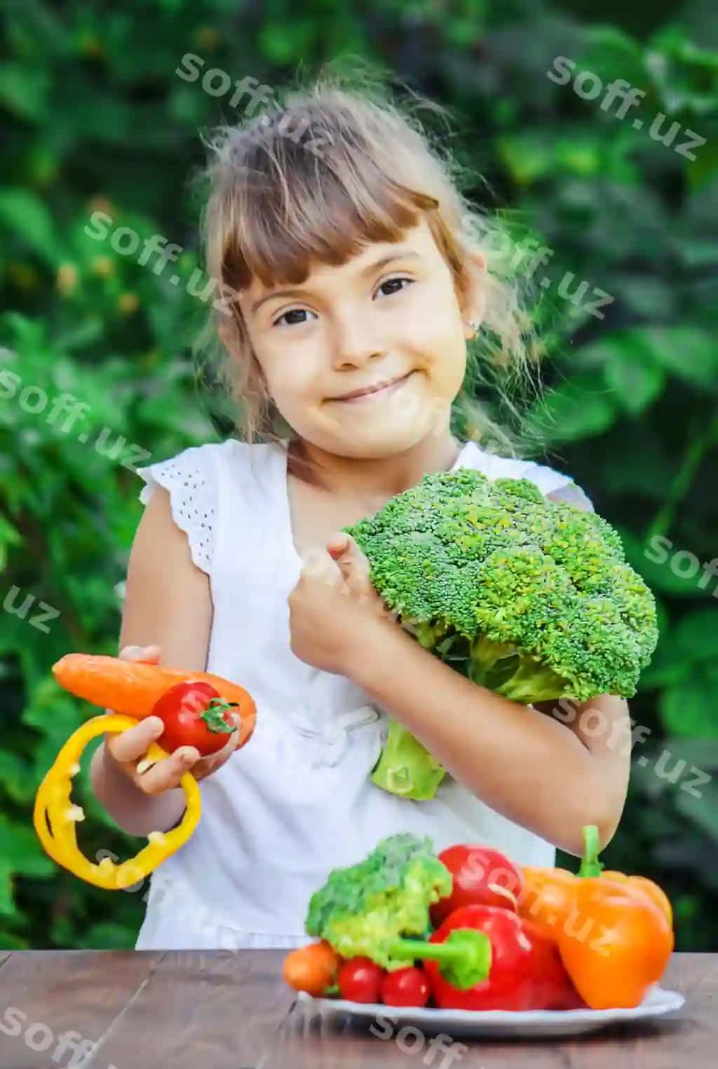 Gulbargan yosh ayol gullar tutgan portret | Portrait smiling young woman holding flowers