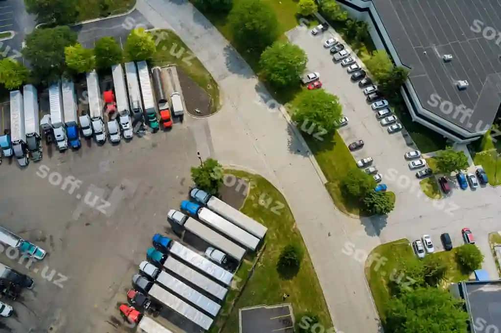 Shahar ko'chasidagi transport harakati yuqori burchak ostida ko'rinadi | High angle view traffic city street