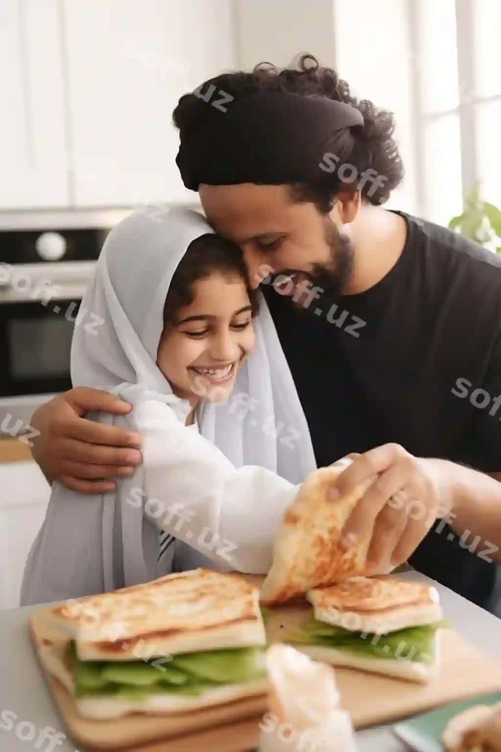 Baxtsiz arab baba qizining sandwichlar ovip chiqqan motivatsiyasi uy ichida munosabatlar o'rnatish | Happy loving arab dad daughter eating sandwiches kitchen bonding