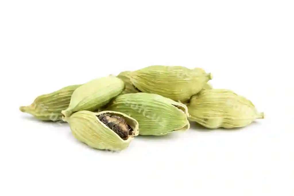 Qoziq butun kardamom izolyatsiya qilingan oq fon | Pile whole cardamom isolated white background