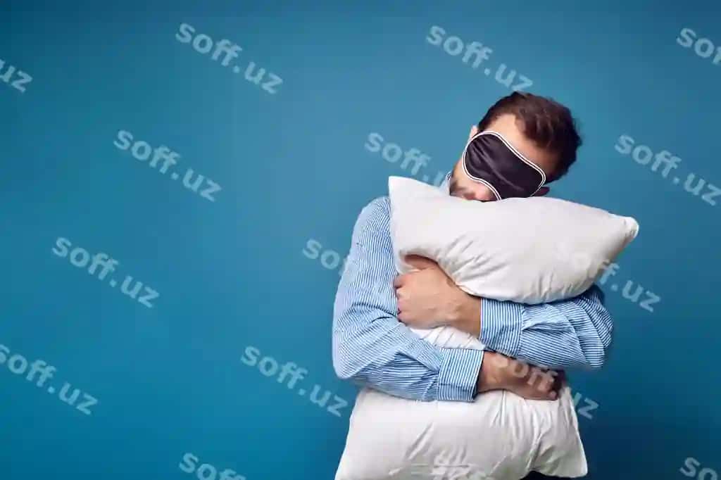 Dam olishdan keyin ishga qaytgan birinchi kuni, juda chiqim va chiqarli erkak yostiqni o'tkizadi. | Very sleepy tired man hugs pillow his first day back work after vacation