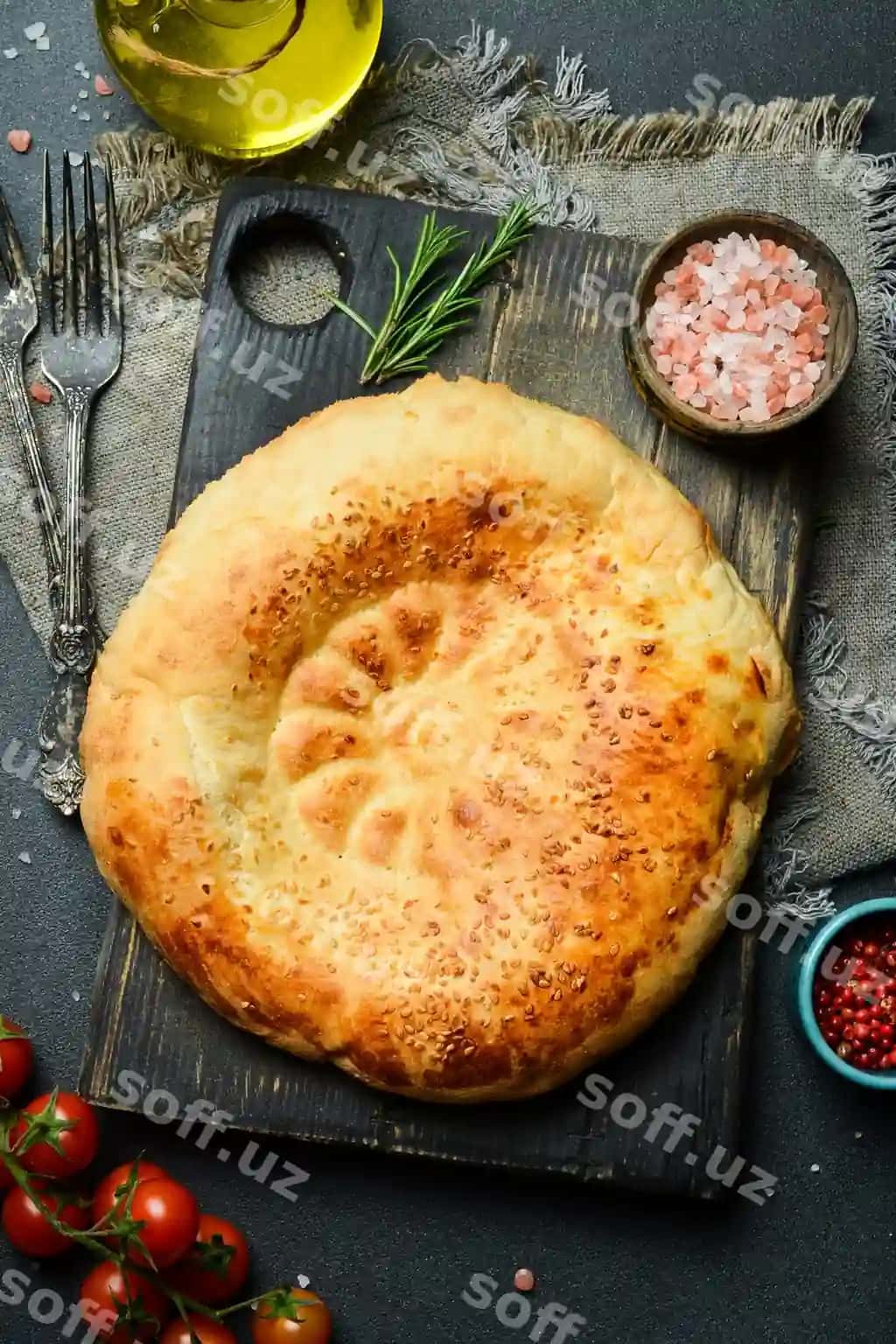 Pita noni to'q fon arabcha livan noni an'anaviy taomlar yaqindan ko'rsatilgan to'q fon | Pita bread dark background arabic lebanese bread traditional food closeup dark background