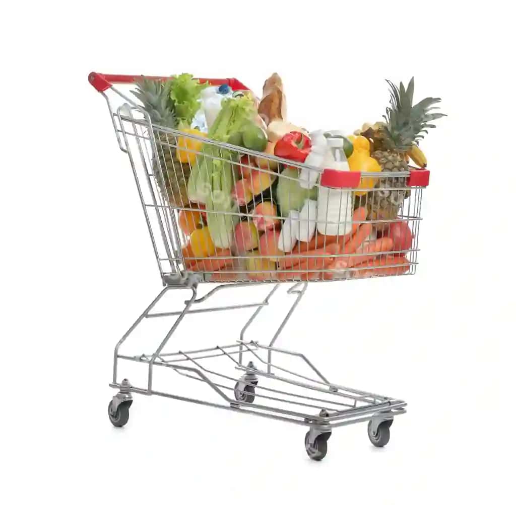 Oq fonda oziq-ovqat mahsulotlari tushirilgan savatcha | Shopping cart with groceries white background