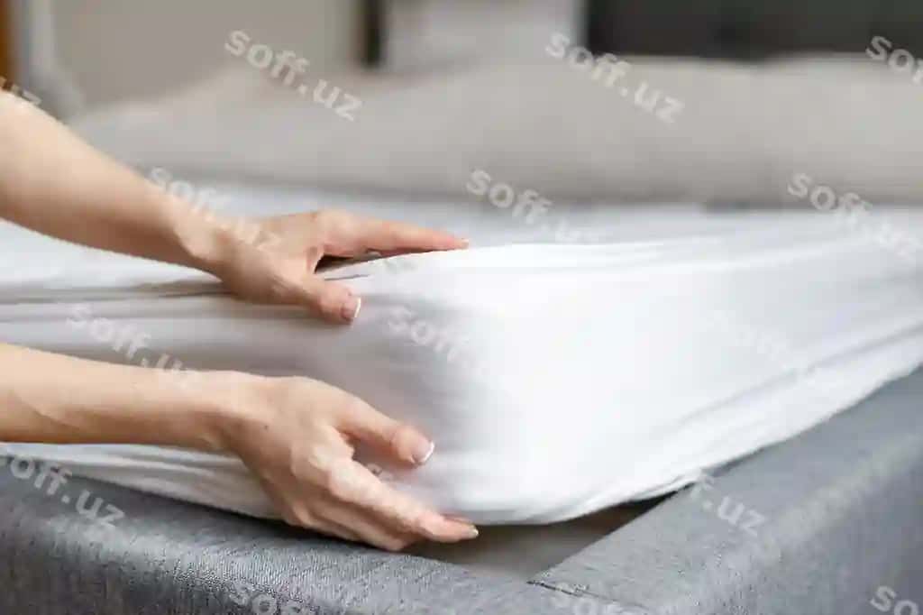 Ayol yangi ortopedik matrasinga uyqu yotishga qo'yayotgan. | Woman putting new orthopedic mattress sleeping bed
