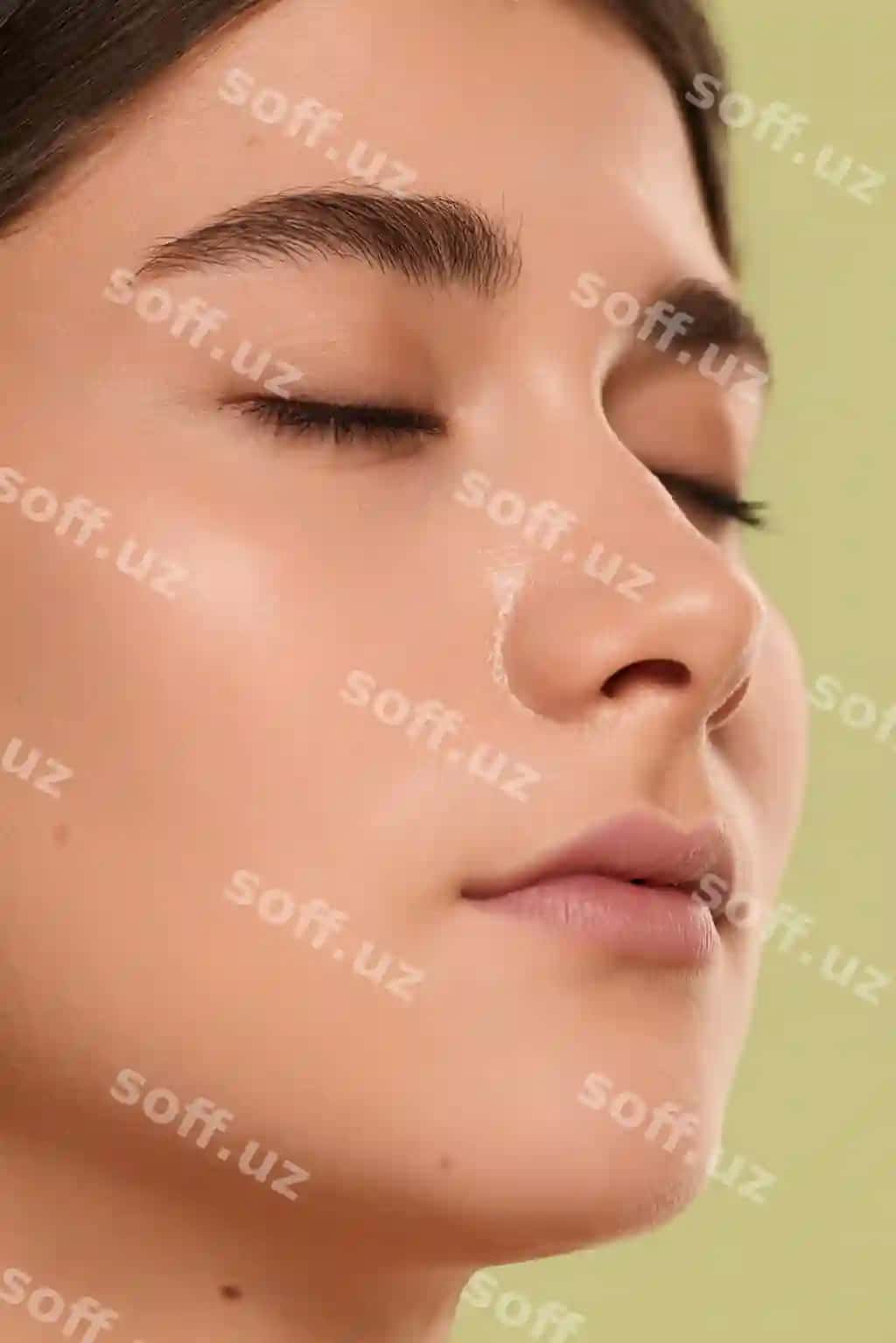 Yosh ayol yuzi yopiq ko'zlari bilan | Young female face with closed eyes