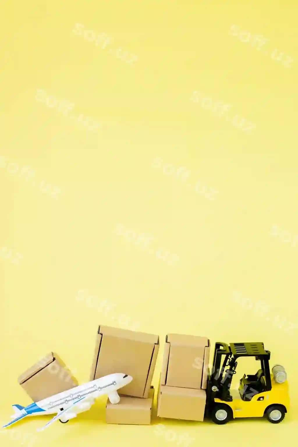 Samolyotni sariq devorga ko'ring | View airplane against yellow wall