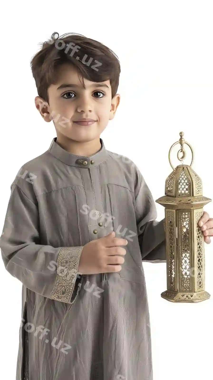 Bola lampochkani tutgan ajraltirilgan oq fonda | Child holding lamp isolated white background