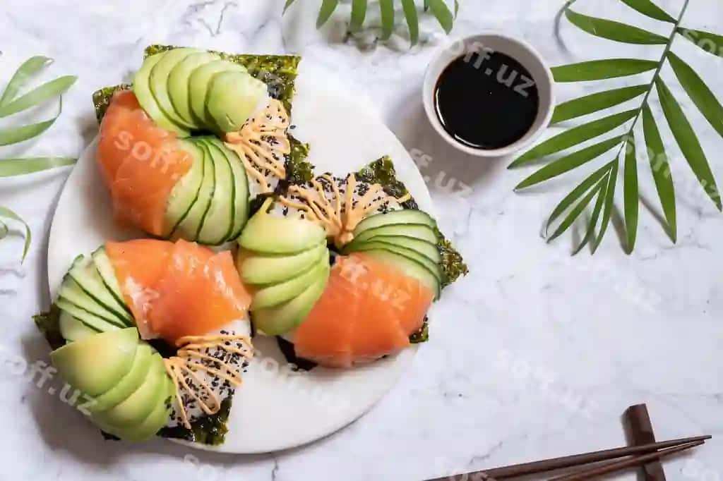 Sushi donutlar lazarik avokado baqqol bilan marmur stol | Sushi donuts with salmon avocado cucumber marble table