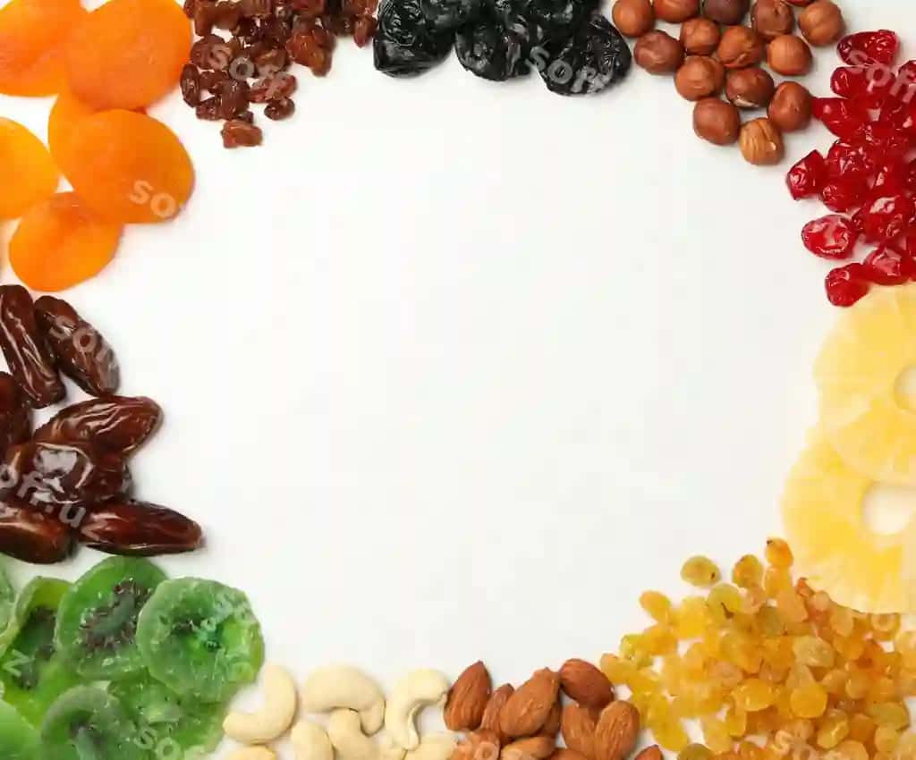 Mazali quritilgan mevalar va oq bo'shliq matni | Tasty dried fruits white space text