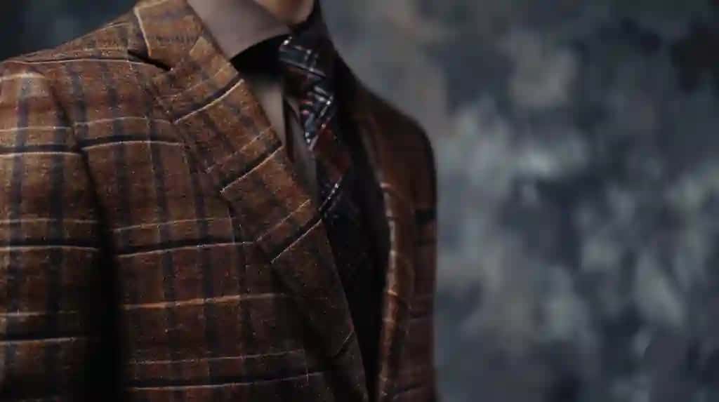 Qora galstukli erkakning jigarrang plaid kostyum ko'ylagini yoping | Close up mans brown plaid suit jacket with black tie