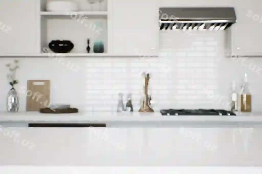 Markaziy marble stol usti fon sifatida oshxona jihozlari asboblari | Focus marble countertop against backdrop kitchen appliances utensils