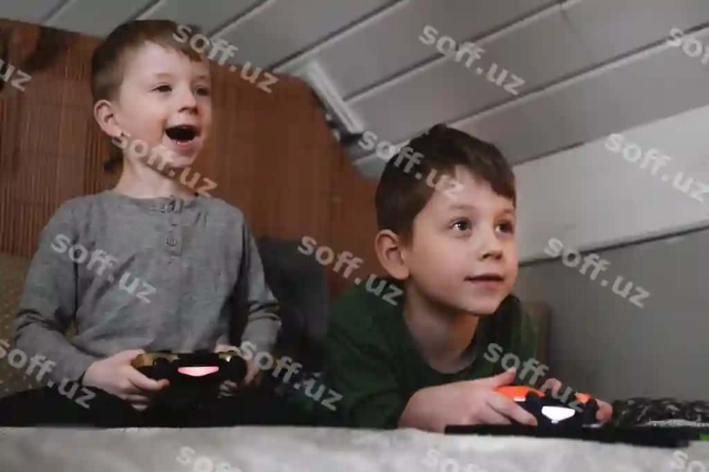 Bolalar video o'yinlar oynaydi, uyda, yotada, kechqazonida, o'yin konsolini ishlatgan, ko'z qirgan. | Kids playing video games home bed night boys using game console having fun