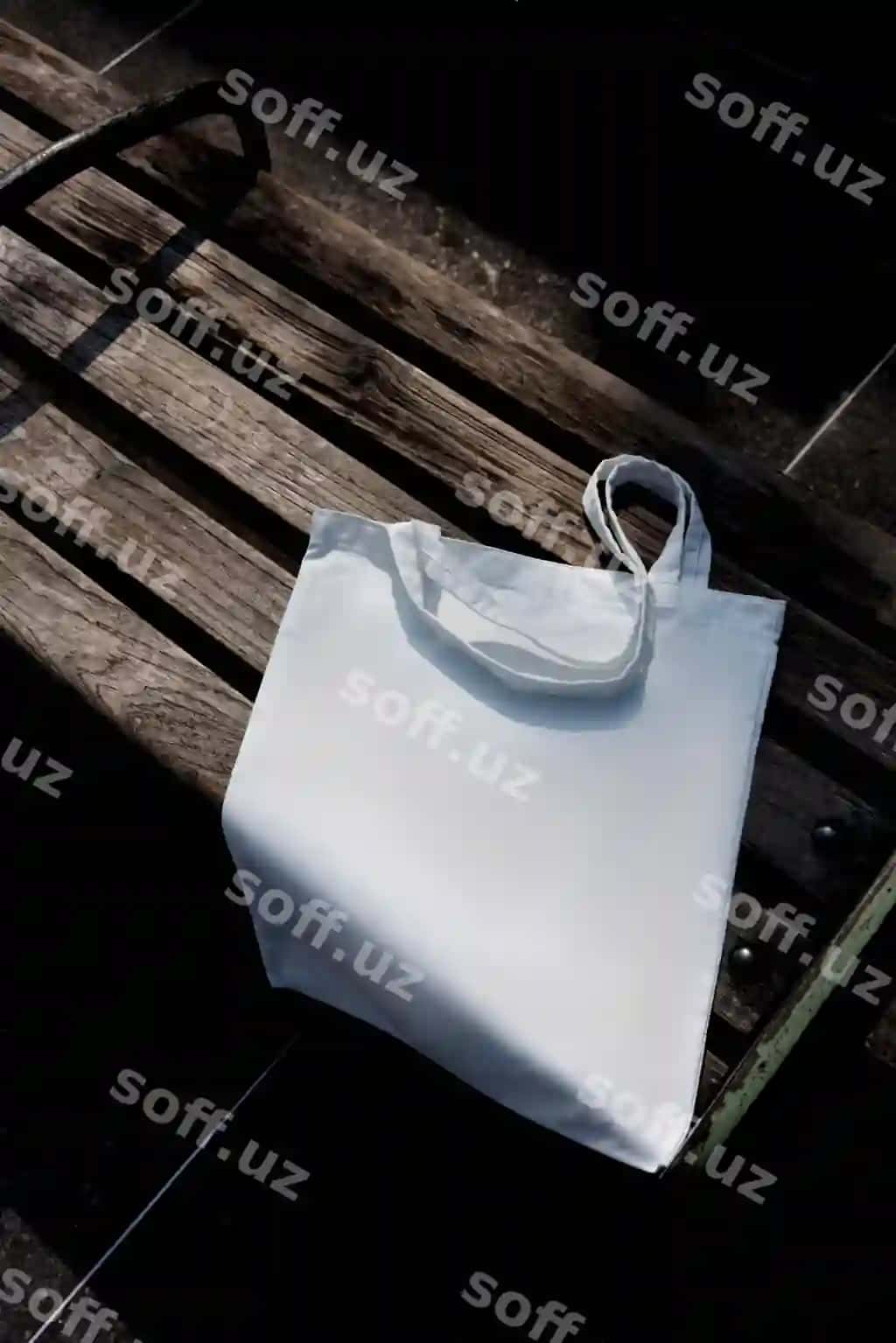 Rangli tote bag modeli tashqarida oltin soatda | Colorful tote bag mock up outdoors golden hour