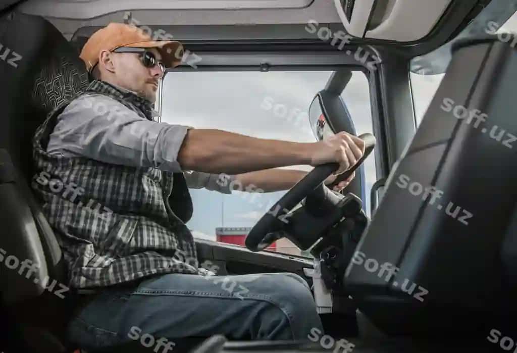 Tomon ko'rinishi erkak yuk avtomobili haydadi | Side view man driving truck