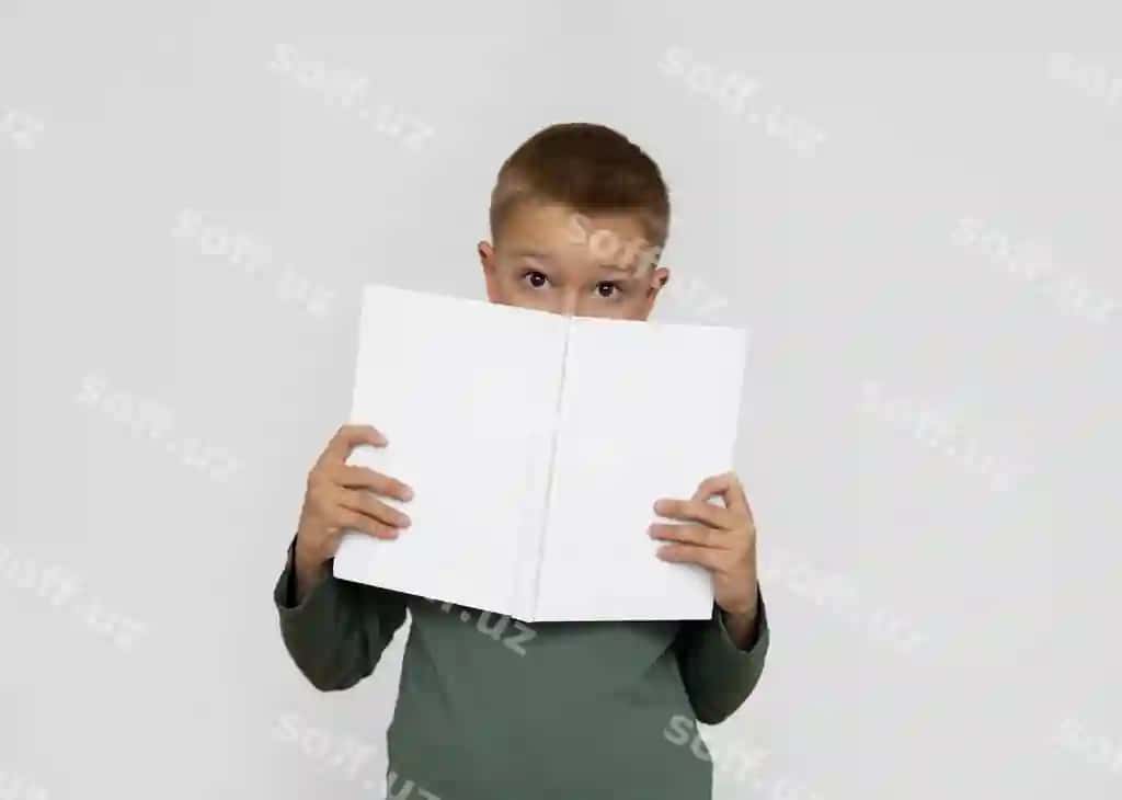 Bola ochiq kitob namunasi | Kid with open book mockup