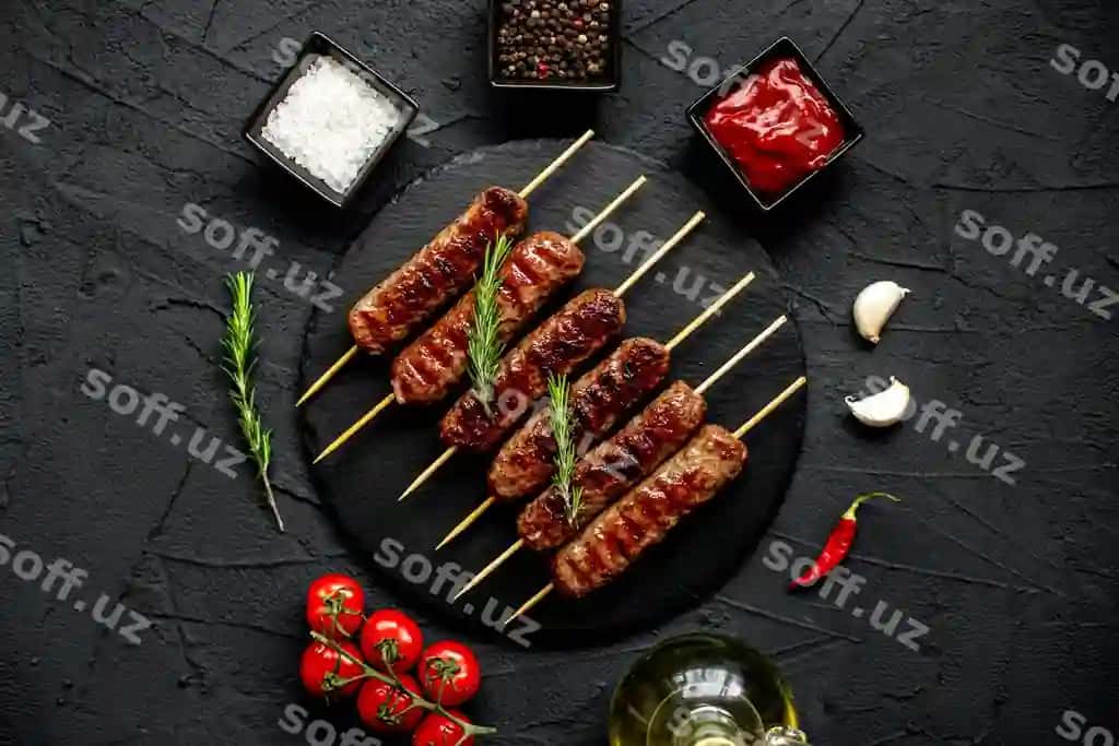 Ziravorlar o'tlar bilan plastinka kolbasa qorong'i fon | Plate sausages with spices herbs dark background