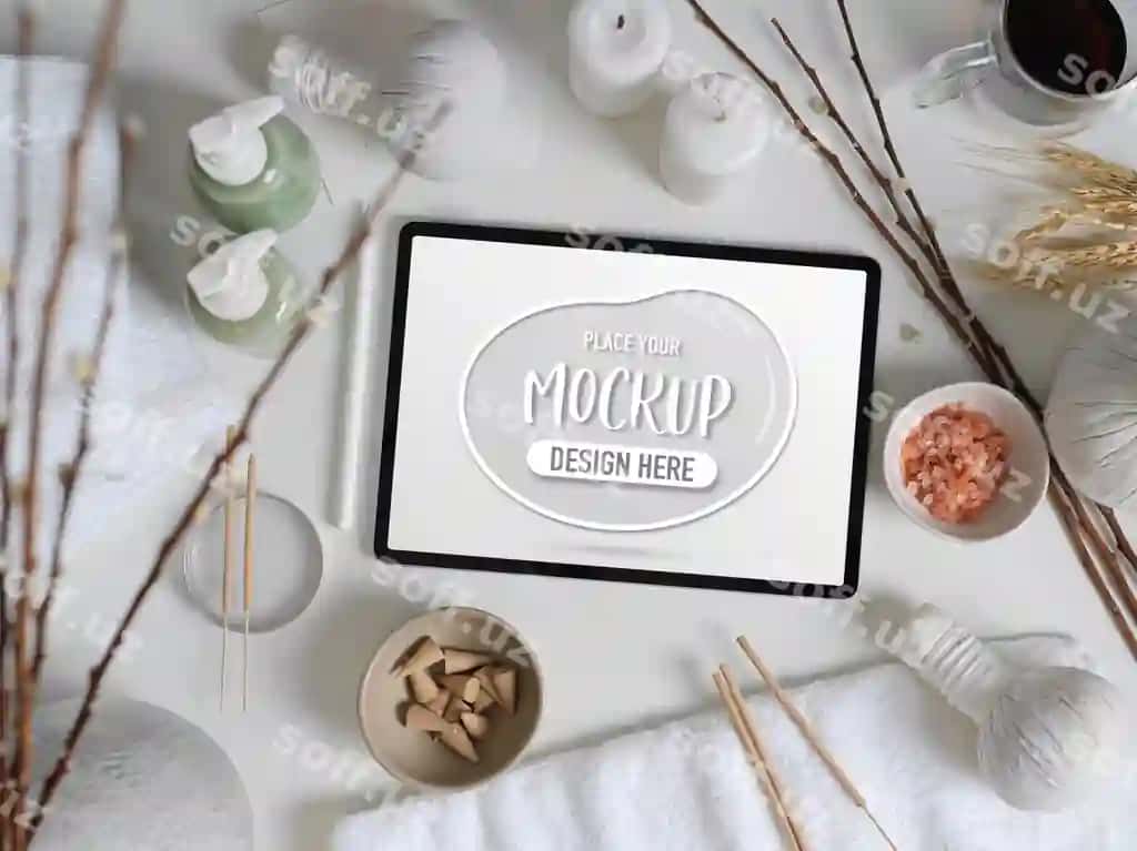 Yuqori ko'rinish modeli raqamli planshet oq stol spa aksessuarlari bilan | Top view mock up digital tablet white table with spa accessories