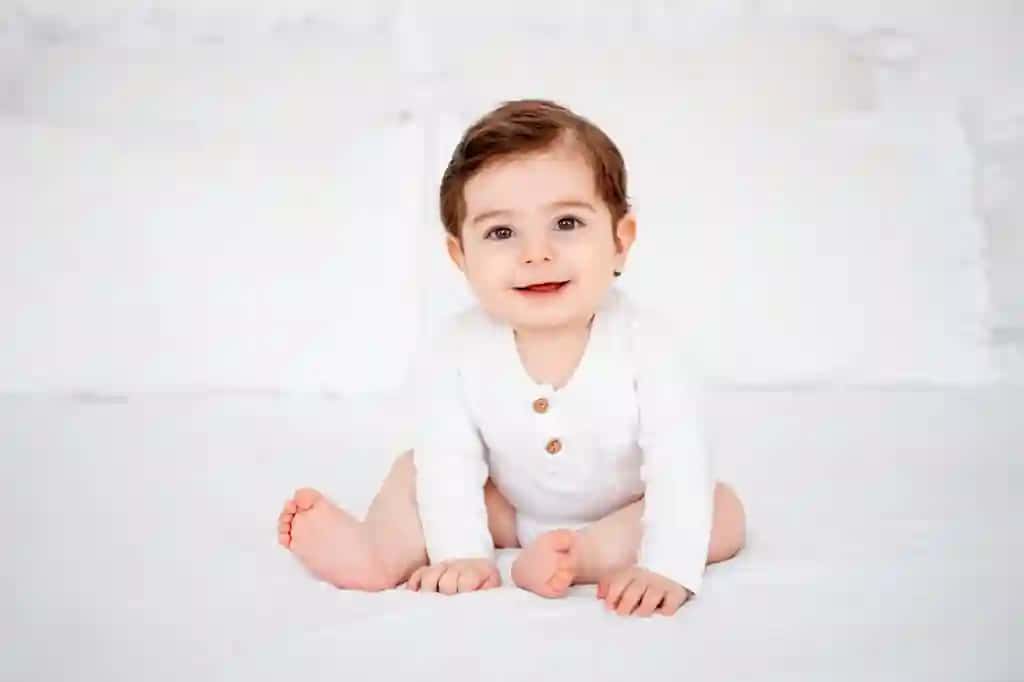 Chaqaloq oq karavot uy joy matn yoqimli jilmayib kichik bola tayyorlanmoqda yotoq portret kichik bola bola | Baby white bed home place text cute smiling little child getting ready bed portrait little boy child