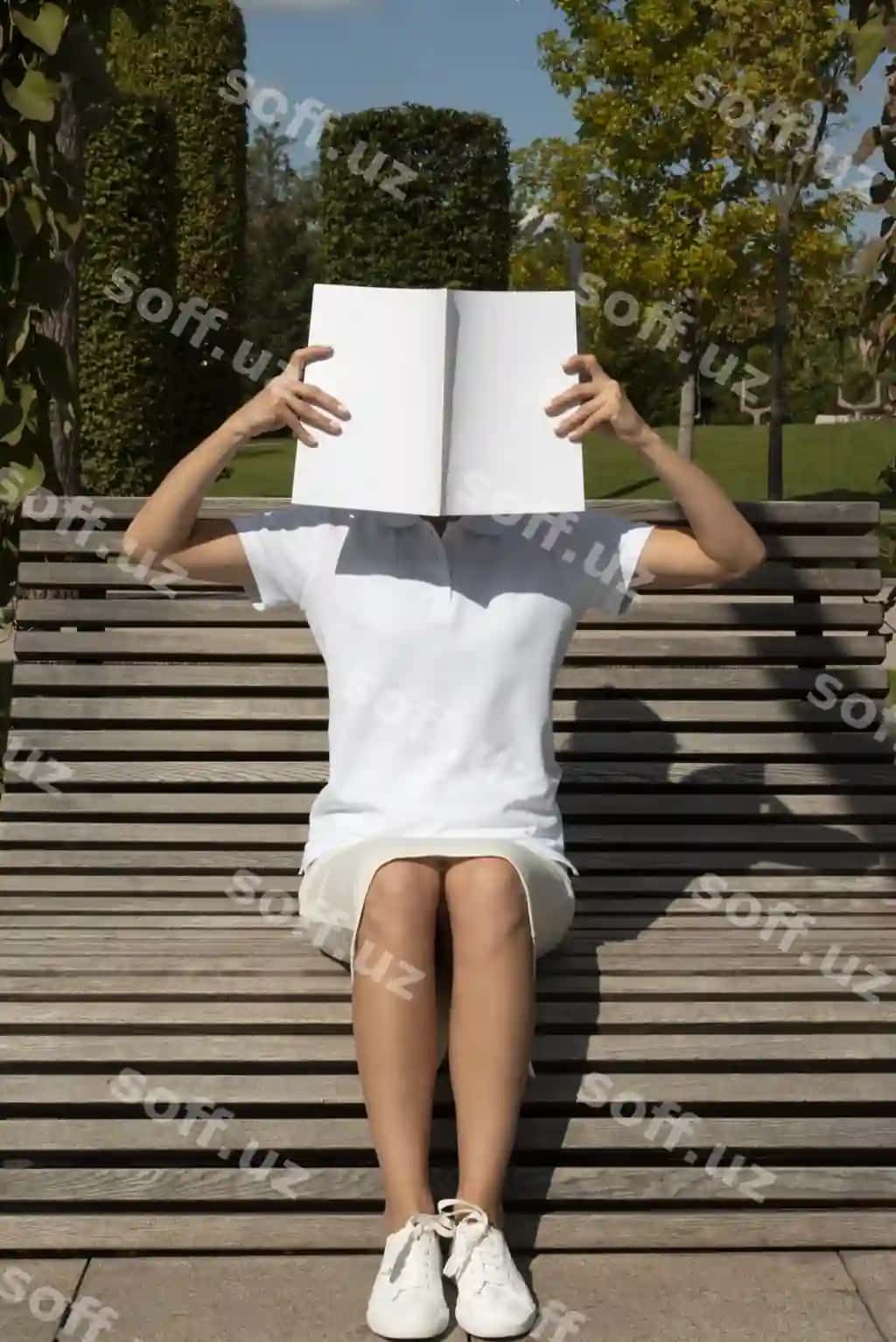 O'qiyotgan shaxs rangli pop jurnali muqaddima mockup bilan | Person reading color pop magazine with cover mockup