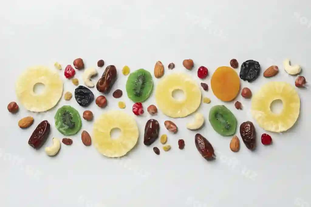 Yong'oqlar quritilgan mevalar kulrang fon yuqori ko'rinishi | Nuts dried fruits gray background top view