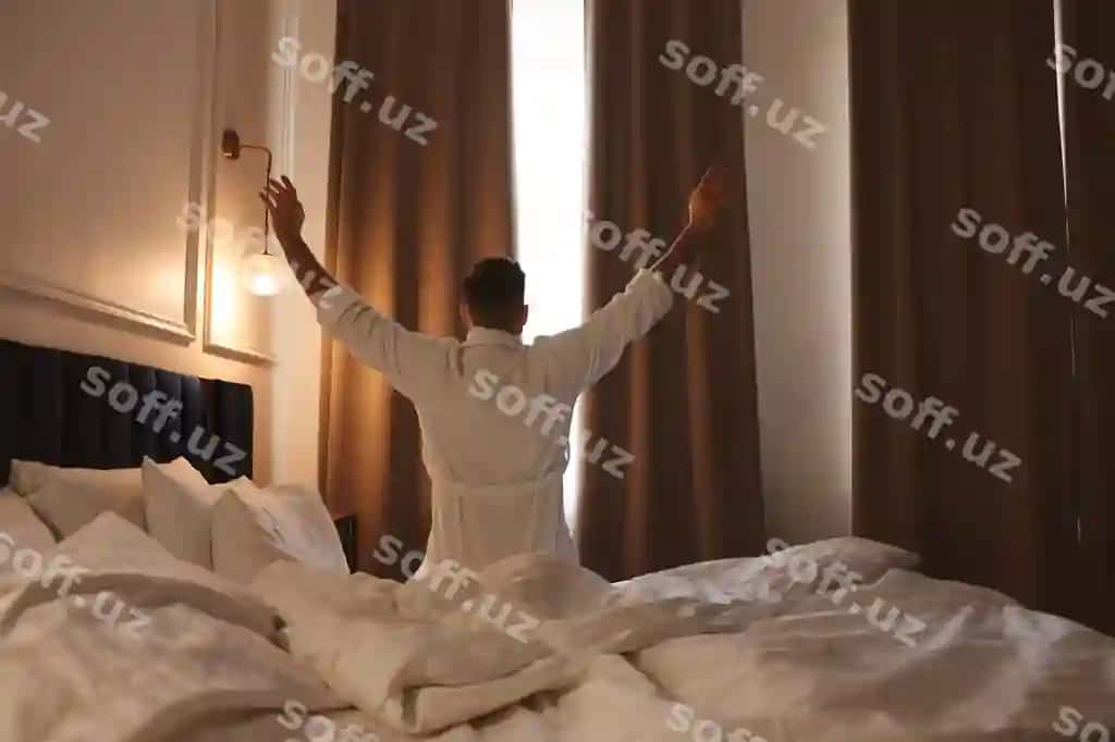Mehmonxona xonasining orqa ko'rinishini uyg'otayotgan odam | Man waking up hotel room back view