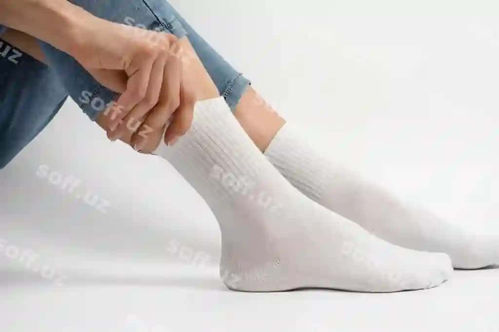 Yon ko'rinish modeli chaqlaklar bilan mockup | Side view model posing with socks mockup 2