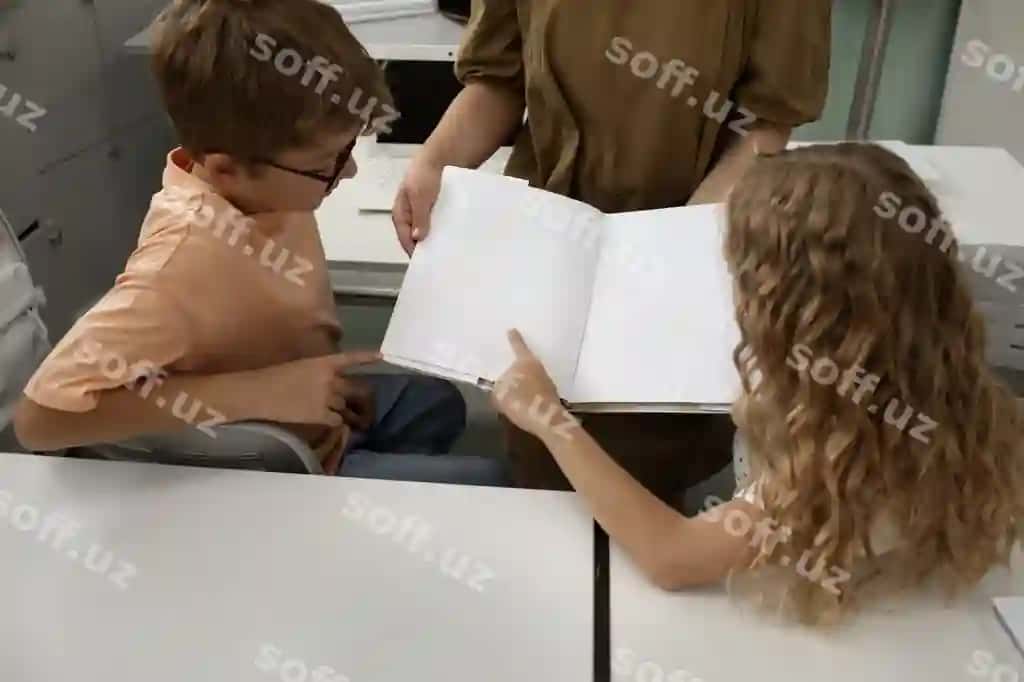 O'qituvchi talabalar qozonatlar namunasi foydalanmoqda | Teacher students using stationery mockup