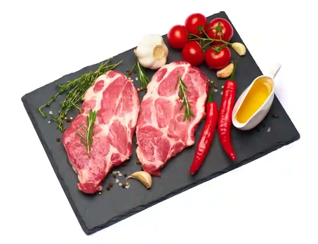 Oq fonda yangi xom mol go'shti cho'chqa go'shti bifteklari | Fresh raw beef pork steaks white background