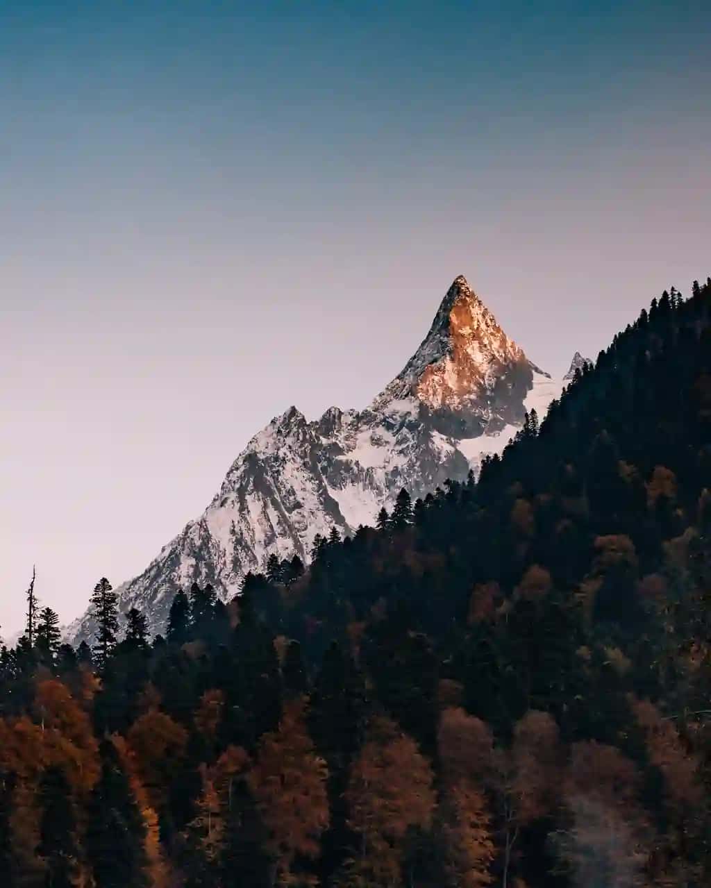Qorli tog'larning musaffo osmonga qarshi manzarali manzarasi | Scenic view snowcapped mountains against clear sky
