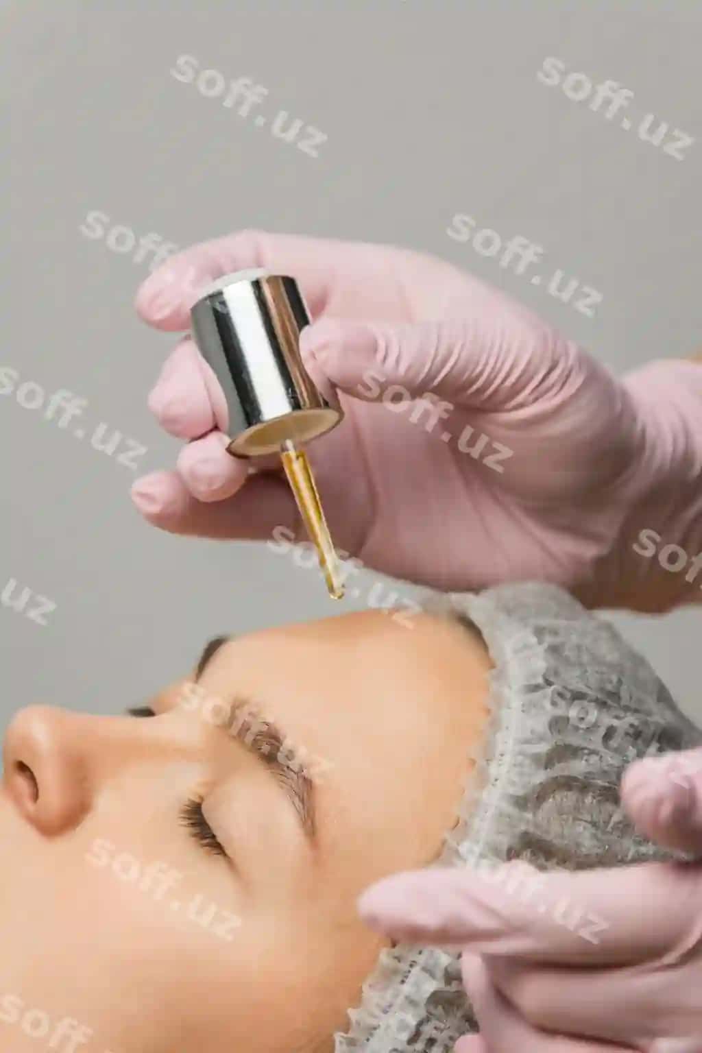 Tayyorgarlik jarayonlari kosmetolog ofisida yog'ni qo'llash, yuzni nam qilish maxsus pipetta bilan. | Preparation procedures cosmetologist s office applying oil moisturize face with special pipette