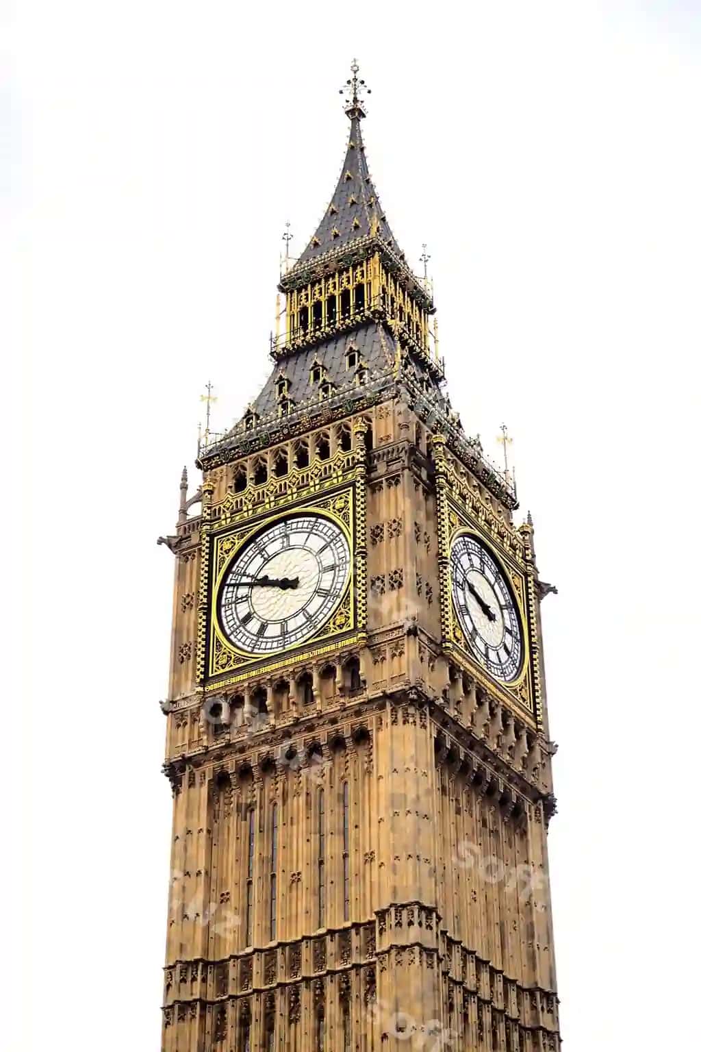 Osmonga nisbatan past burchakli soat minorasi | Low angle view clock tower against sky