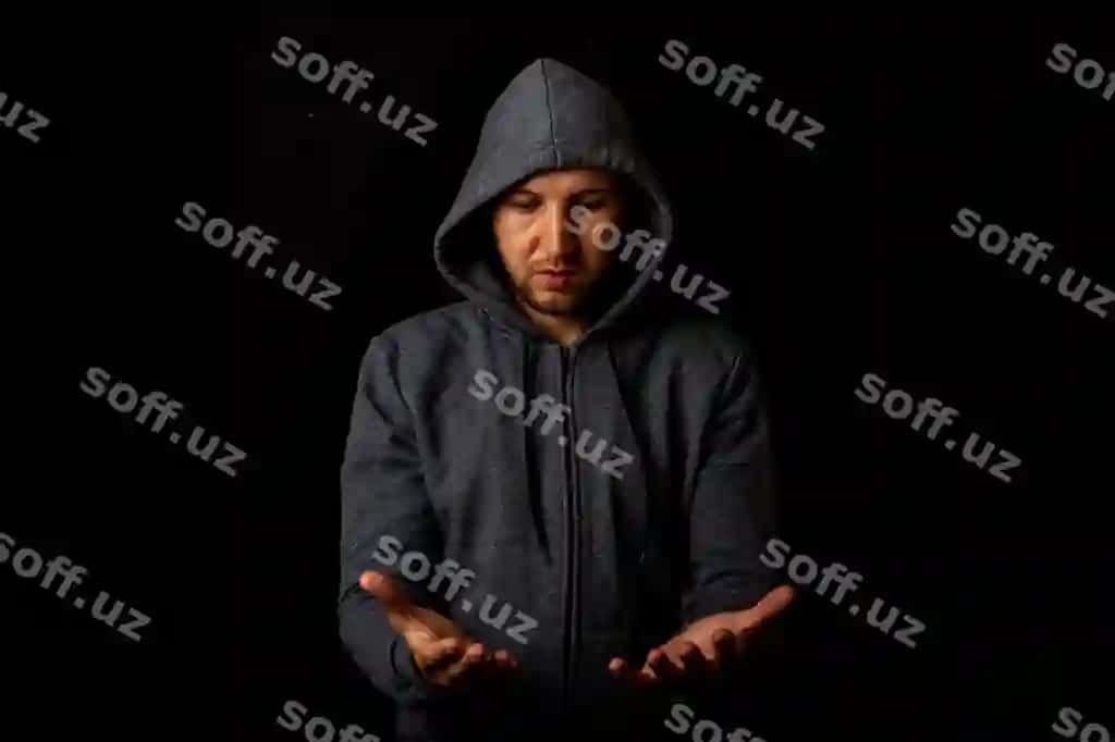 Erkak boshi o'nining qo'llarida bir narsa, qora fon. | Man hood holds something his hands dark background