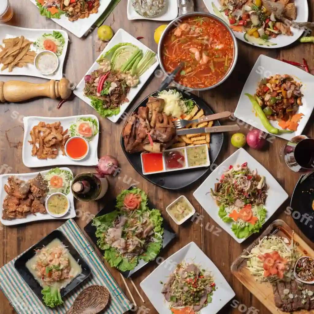 Yuqori burchakli ko'rinishdagi ovqatlanish stoli | High angle view food table