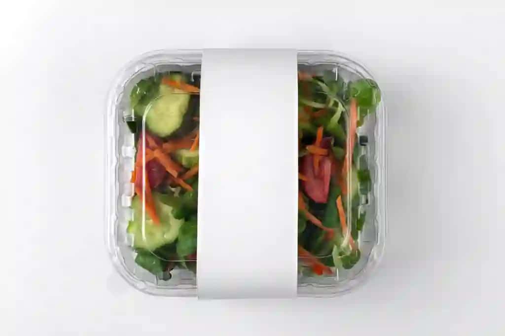 Yuqori ko'rinishdagi salat qutisi yashil fon | Top view salad box green background