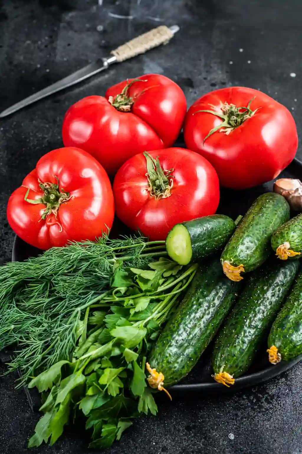 Yangi sabzavotlar yoz yashil salat qizil pomidor bodring petrushka o'tlar qora fon yuqori ko'rinishi | Fresh vegetables summer green salad red tomatoes cucumbers parsley herbs black background top view